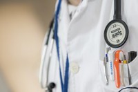 Auxiliar de enfermería en pediatría con prácticas
